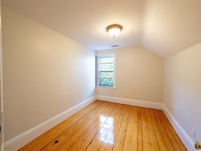 Building Photo - 12 Adella Pl
