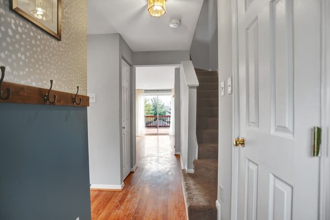 Building Photo - Charming End Of Group Townhome for Rent