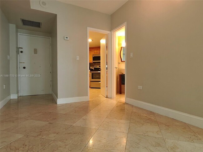 Building Photo - 825 Brickell Bay Dr