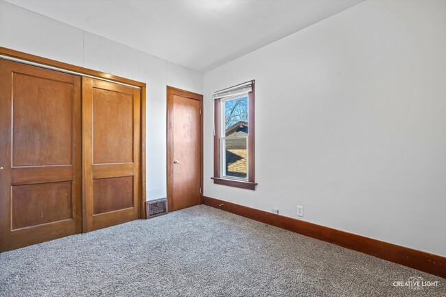 Building Photo - 16118 Woodlawn W Ave