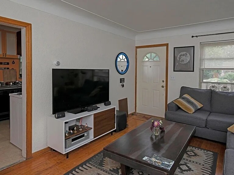 living room (furnished) - 3648 Ames St