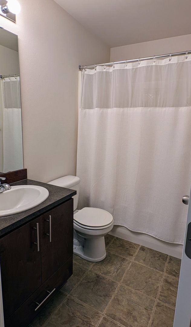 Building Photo - North Lynnwood Spacious Townhome with 2 car garage