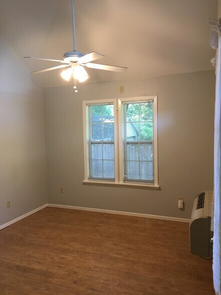 Living without furniture. - 4302 Duval Street