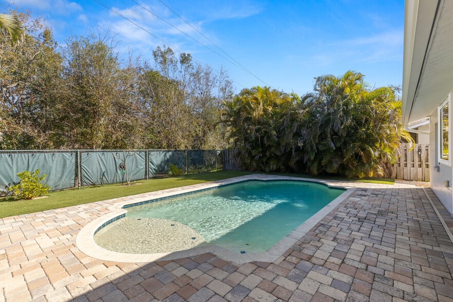 Backyard w/Pool - 3309 W Napoleon Ave