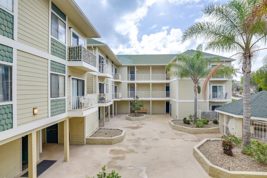 Building Photo - 2658-72 Broadway