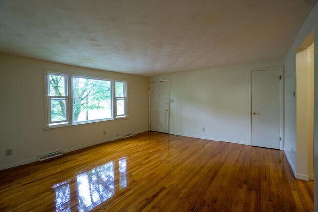 Building Photo - 3 Bedroom with New Kitchen, Bathroom and H...