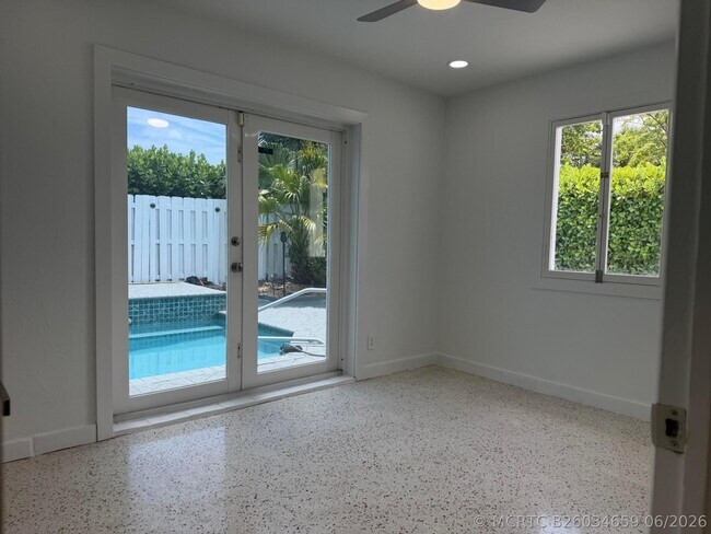 Building Photo - 204 S Seacrest Cir