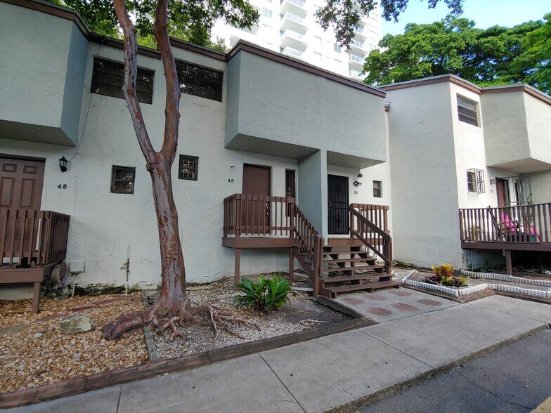 Building Photo - 1901 NW S River Dr