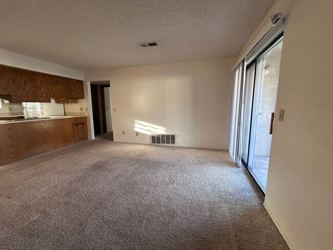 Building Photo - 2BB 2BA Condominium, Utilities Included