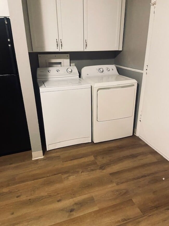 Building Photo - 3 Bedroom, 1 Bath House w/Attached Garage and Fenced Yard