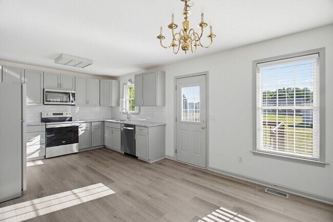 Building Photo - Beautifully Updated 3 bedroom, 2 bathroom Brick Ranch in Lexington