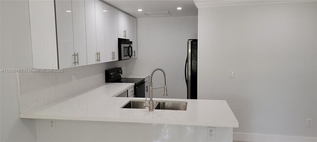 Building Photo - 7662 SW 152nd Ave