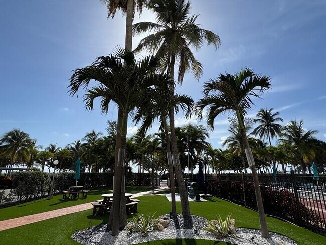 Building Photo - 305 N Pompano Beach Blvd