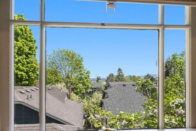 Building Photo - Charming AIR CONDITIONED Leschi Craftsman