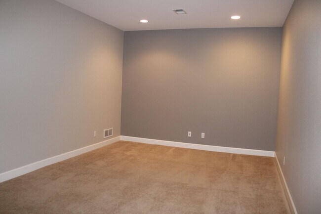 Building Photo - 8236 Hidden Cove Ct