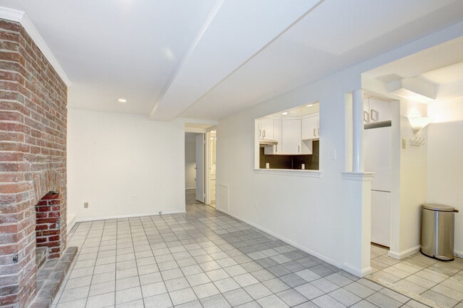 Building Photo - 1217 1/2 Independence Ave SE-