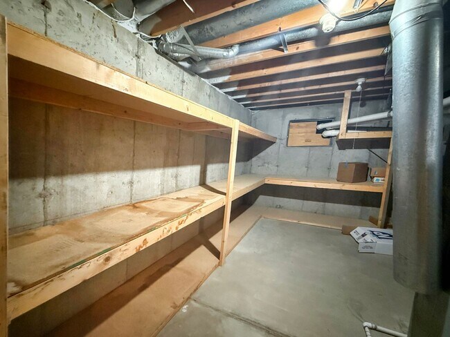 Building Photo - $0 DEPOSIT OPTION. SPACIOUS 4-BEDROOM CENT...