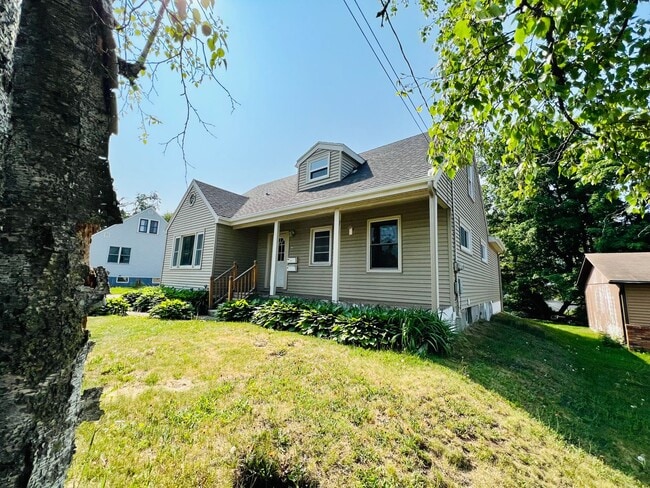 Building Photo - AVAILABLE JUNE! - 7 Bed 3 Bath Home!