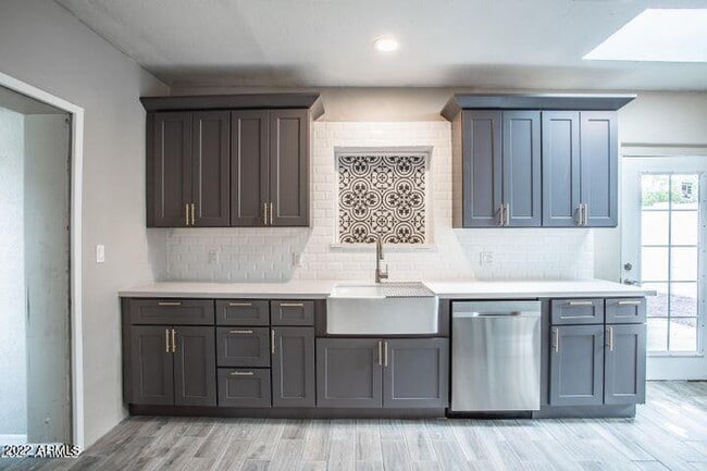 Building Photo - 2521 N 28th Pl