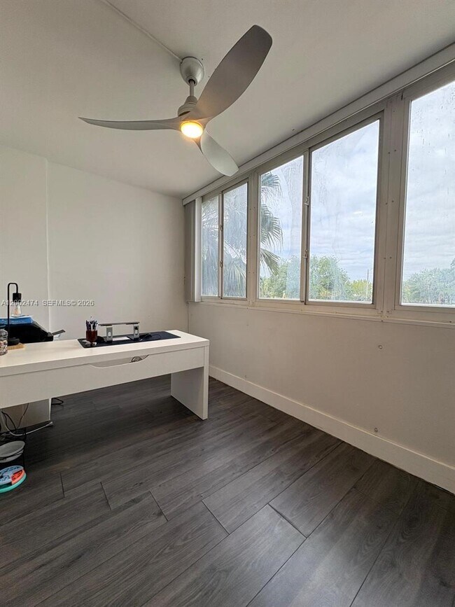 Building Photo - 4200 Hillcrest Dr