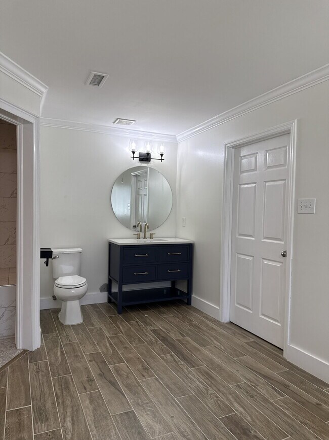 Building Photo - "Charming 4-Bed Oasis with Granite Finishe...