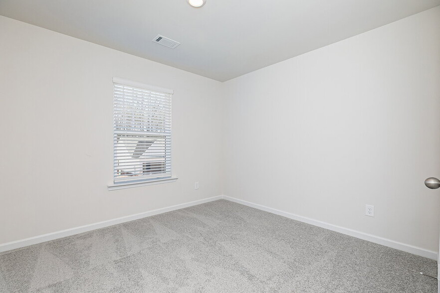 Building Photo - 144 Howell Dr