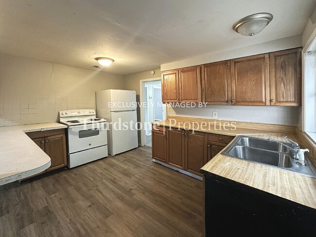 Building Photo - 6965 Lorain St