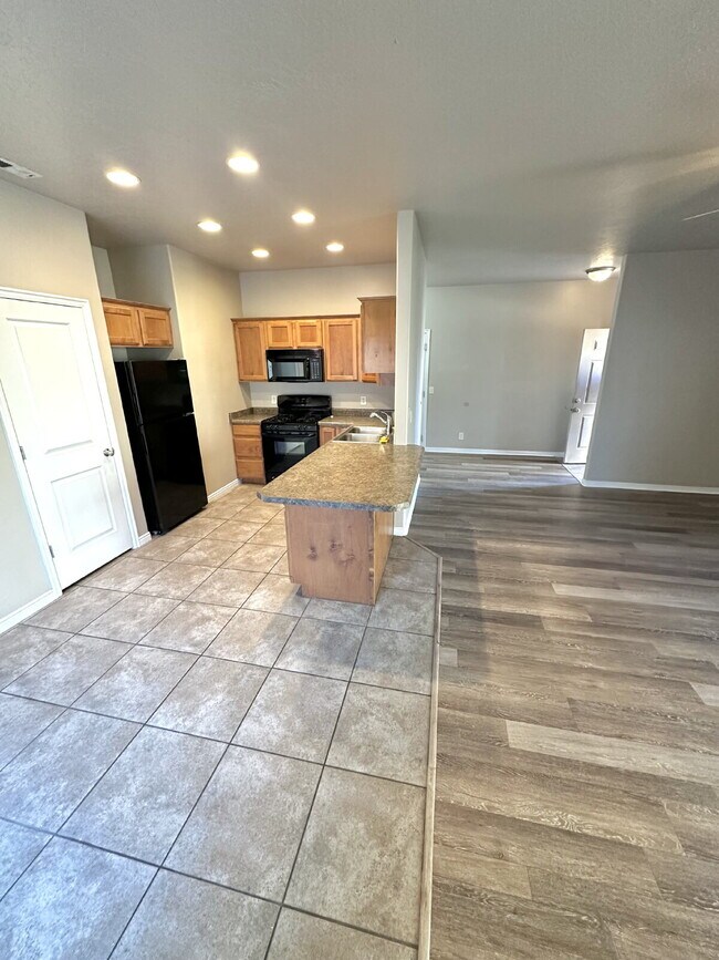 Building Photo - Well-maintained 3 bed/2 bath condo near Sky Mountain golf course.