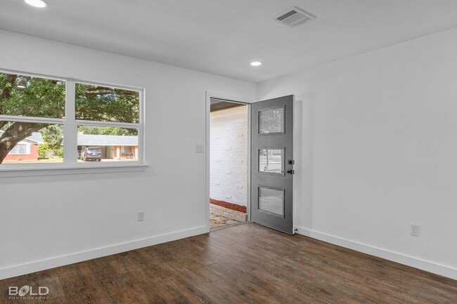 Building Photo - Check Out this 3 bed 2 bath in Bossier