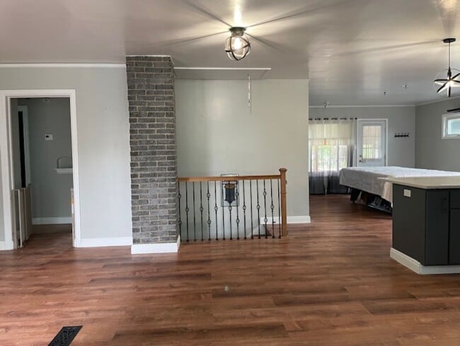 Building Photo - House For Lease