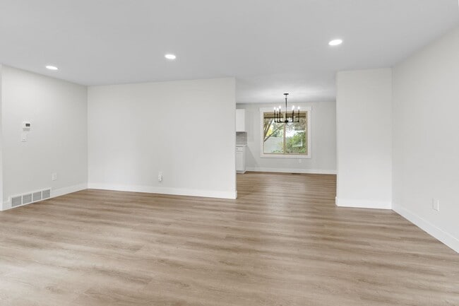 Building Photo - Gorgeous South Hill Home