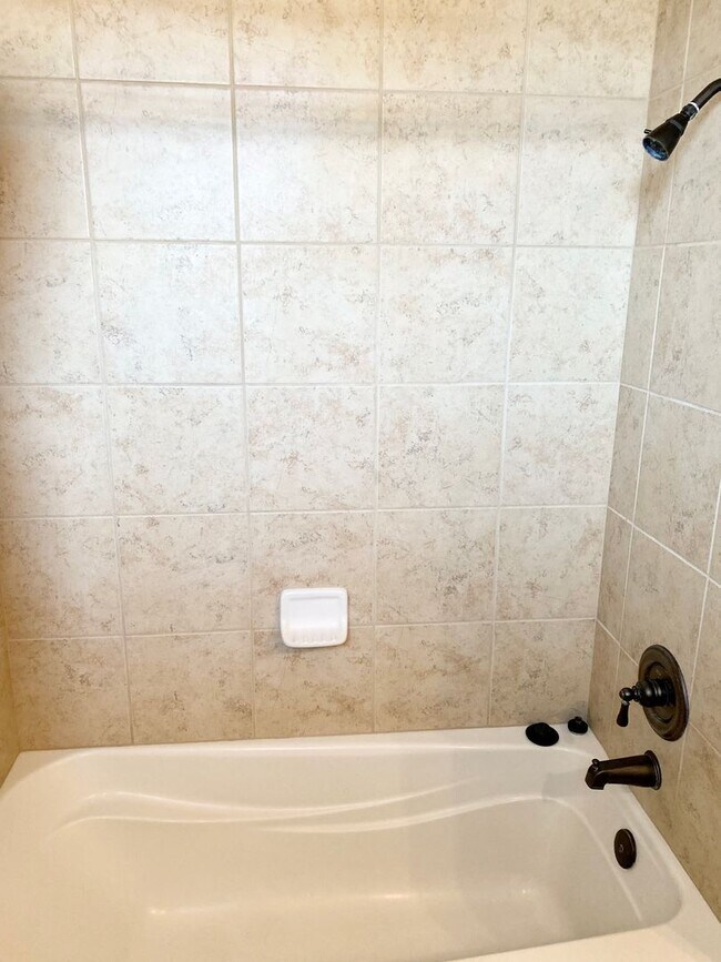 Building Photo - Beautiful 3-Bed, 2-Bath Near Sanger West High School