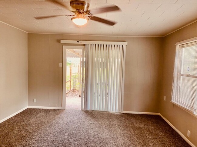 Building Photo - RECENTLY REMODELED 3 BEDROOM 2 BATH  LEASE...