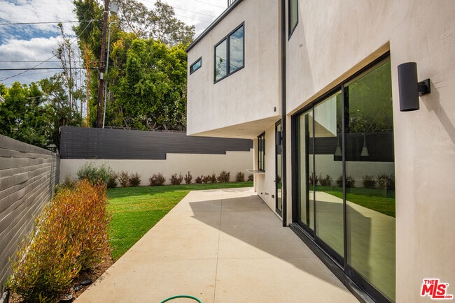Building Photo - 1030 Centinela Ave