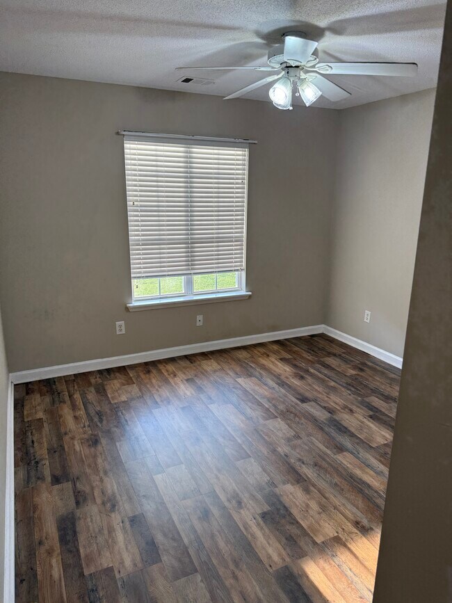 Building Photo - 116 E Pointe Cir