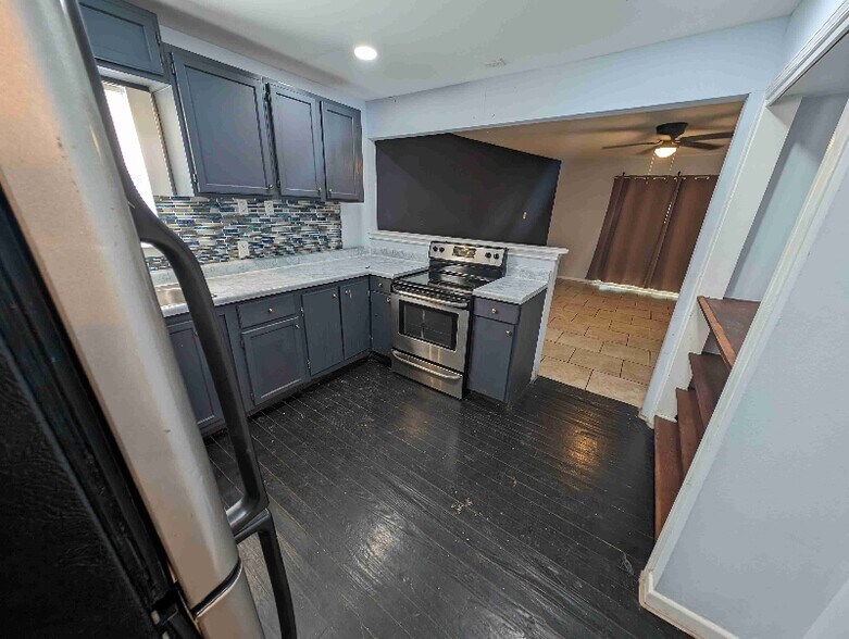 Building Photo - 339 W Bedford Ave