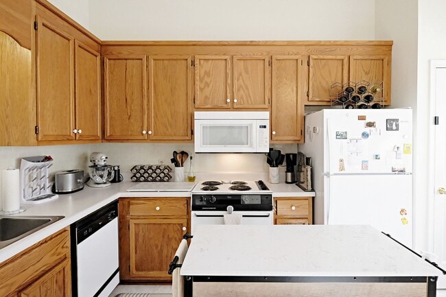 Building Photo - End-Unit Forest Lakes North Townhome
