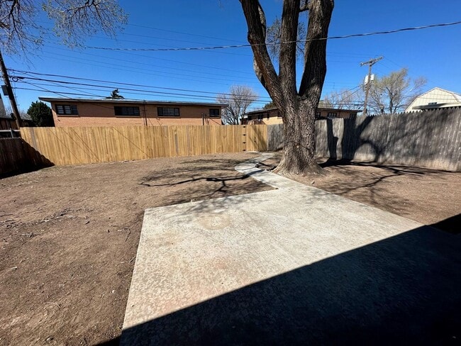 Building Photo - 2010 S Milam St