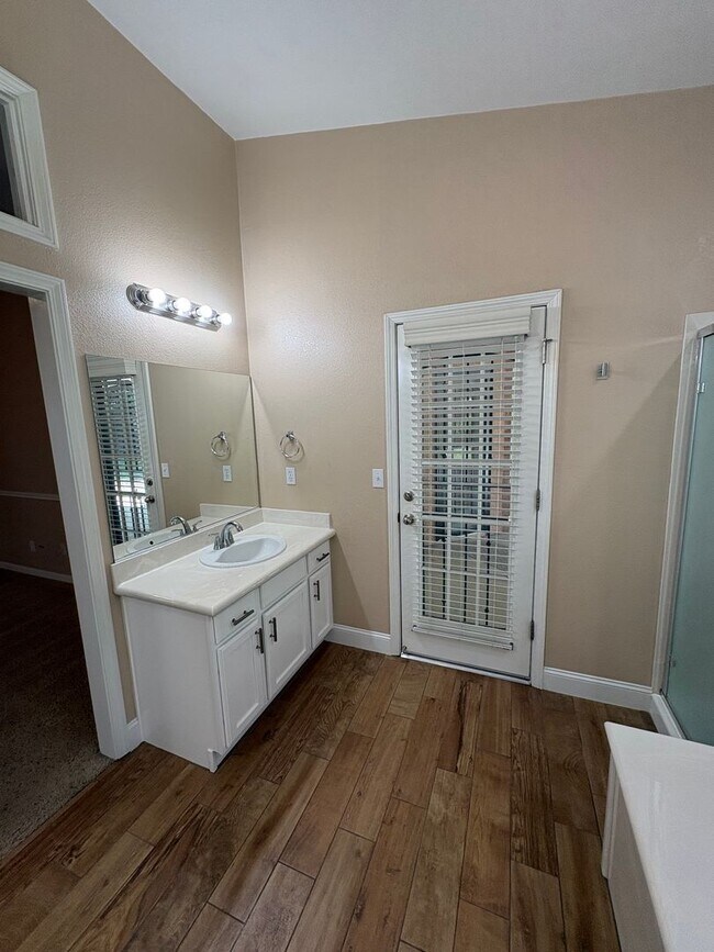 Building Photo - NW Visalia Available Now!