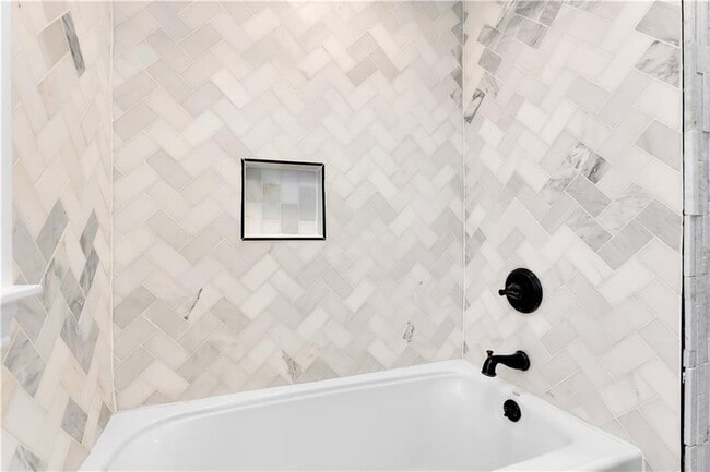 Building Photo - 41 Elmway St