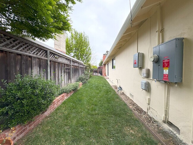 Building Photo - Beautifully Updated 4-Bedroom Home in Prime Mountain View Location!