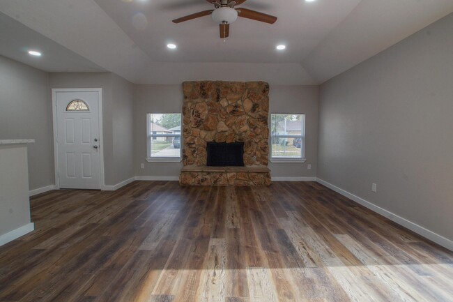 Building Photo - 4131 Lufborough Dr