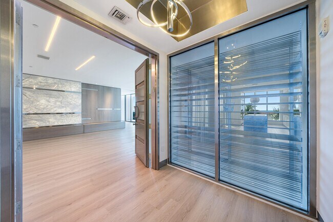 Building Photo - 5959 Collins Ave