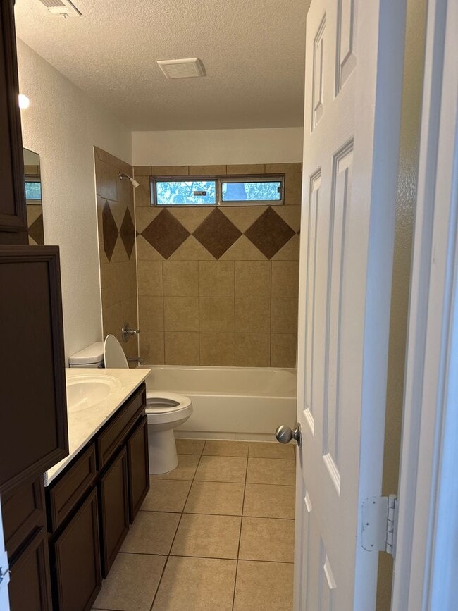 Building Photo - 3 Bedroom 2 Bath Duplex  2 weeks free move...