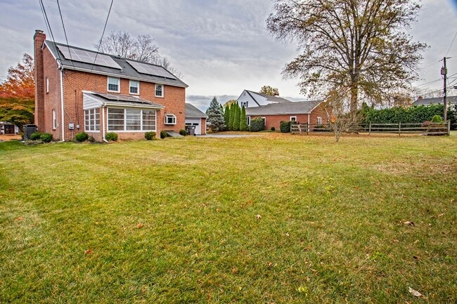 Building Photo - Lovely Colonial Home in Sharpley