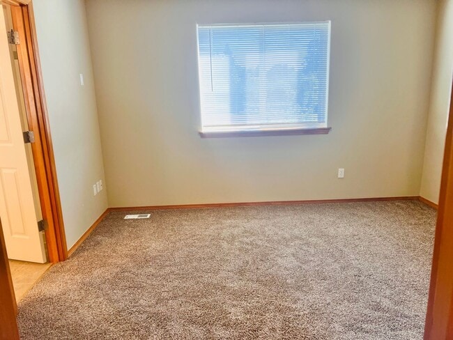 Building Photo - Enormous 4 Bed 2.5Bath + Bonus Room Great Lacey Neighborhood