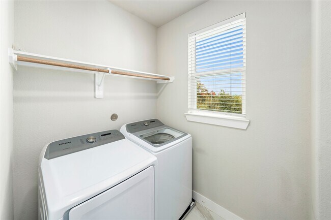 Building Photo - 420 W 28th St