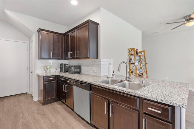 Building Photo - 516 E Slaughter Ln