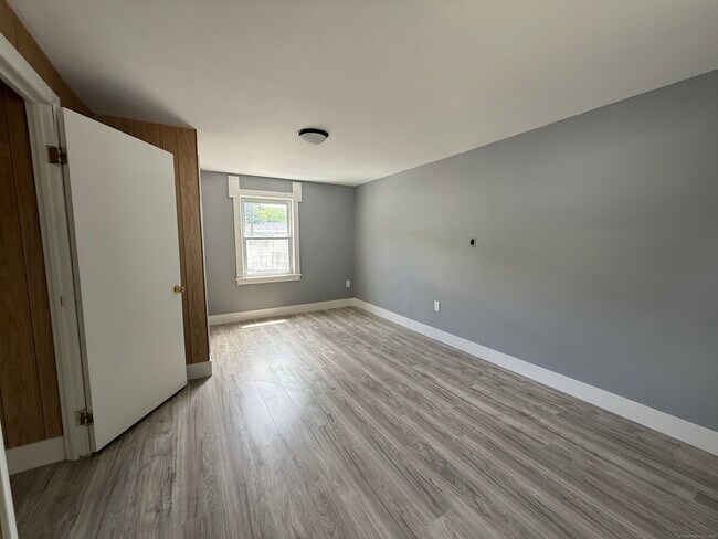 Building Photo - 1402 Waterbury Rd