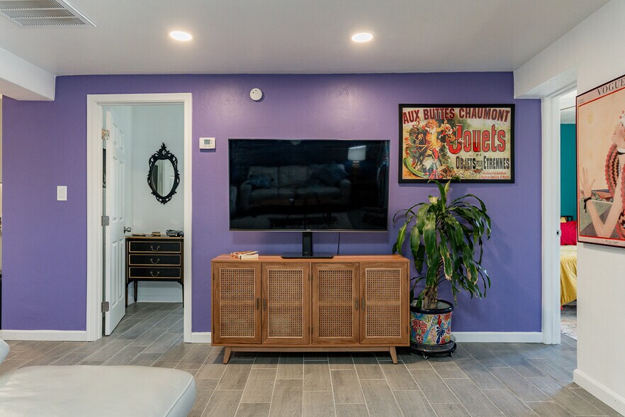 Living room friends themed - 227 E 24th St